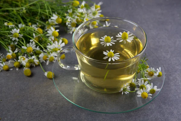 Tasse de thé de camomille avec des fleurs — Photo