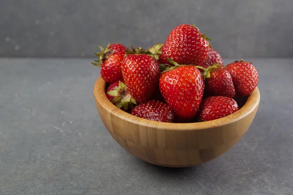 Aardbeien in een kom — Stockfoto