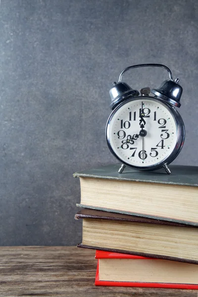 Kitaplar ve çalar saatle okula geri dön.