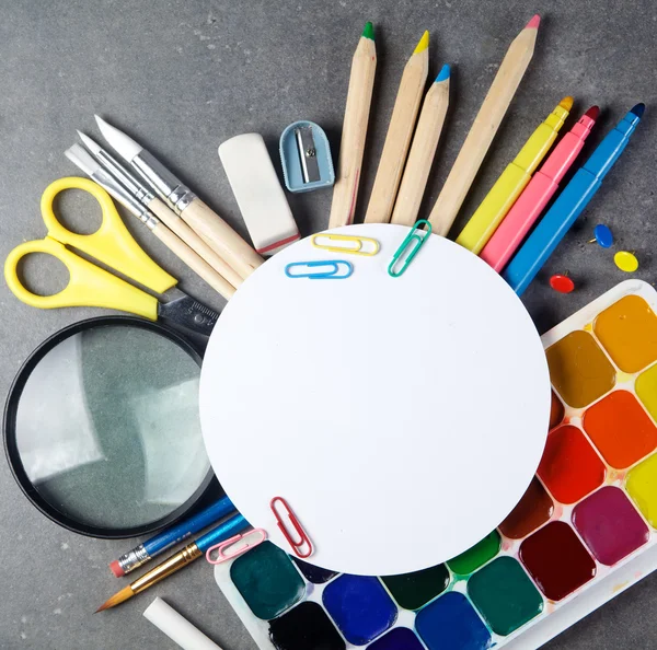 Foto de escritório e equipamento estudantil sobre fundo branco — Fotografia de Stock