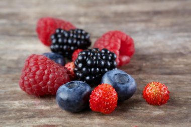 Berry karışımı ahşap üzerine