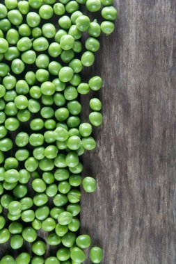 Ahşap üzerine yeşil bezelye Pod
