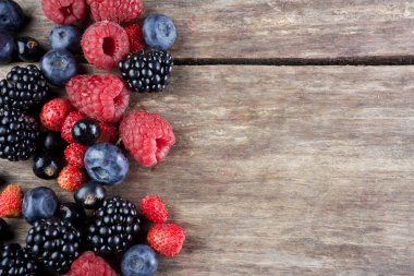 Berry karışımı ahşap üzerine