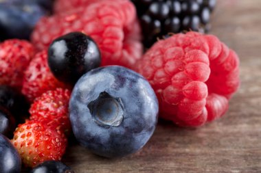 Berry karışımı ahşap üzerine