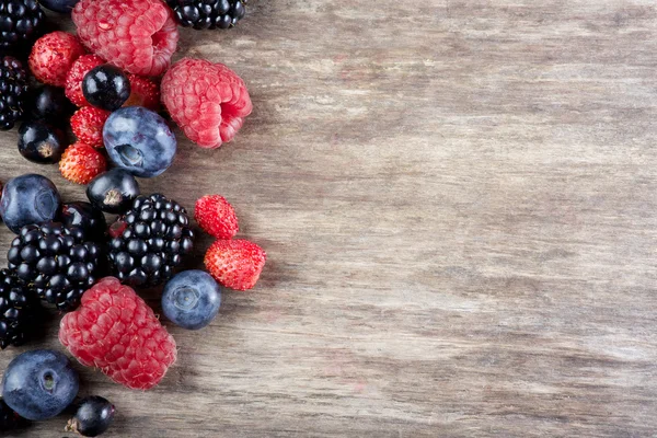 Berry mix op hout — Stockfoto