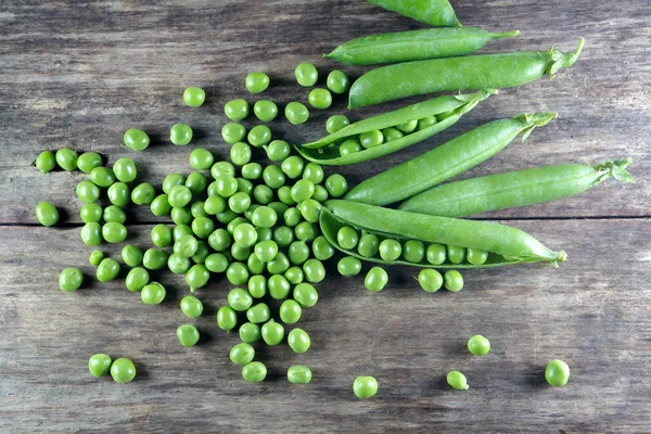 Pod of green peas on wood — Stock Photo, Image
