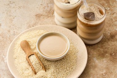 Kremalı susam ezmesi ve kırsal travertin yüzeyinde buzlu tahin latte..