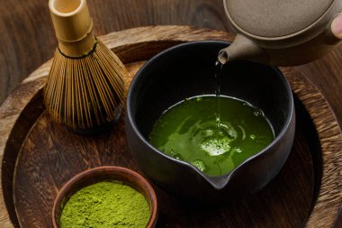 Ahşap tepside geleneksel aletlerle serin bir kibrit çay seti, sıcaklık ve sükuneti çağrıştırıyor..