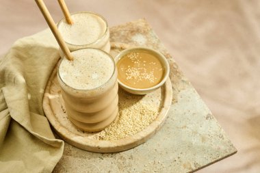 Kremalı susam ezmesi ve kırsal travertin yüzeyinde buzlu tahin latte..