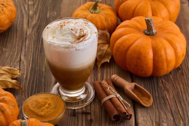 Krem şantili, tarçınlı ve balkabaklı sıcacık bir sonbahar içeceği sıcak bir düşüş atmosferi yaratır..