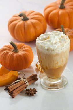 Taze kabak ve baharatlı kremalı baharatlı latte, sıcak sonbahar titreşimleri yayıyor..