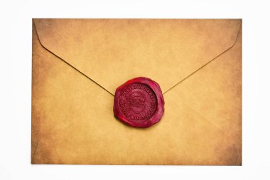 Kırmızı balmumu damgalı eski bir kağıt zarf, klasik ve resmi bir atmosferi çağrıştırıyor..