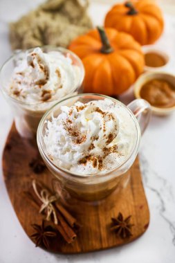 Krem şantili ve tarçınlı sıcak balkabağı aromalı latte.