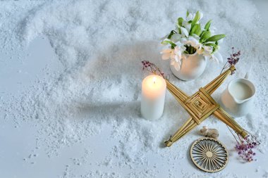 Pagan sunağı, imbolc ve tanrıça brigid onuruna, kar üzerinde ayinsel öğeler sunar.