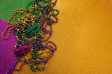 Mardi Gras festivali öğeleri kopyalama alanı ile mor, yeşil ve altın renkleri gösteren