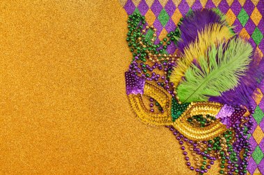 Şenlikli Mardi Gras maskesi, canlı boncuklar ve parıldayan parlak arka planda renkli tüyler.