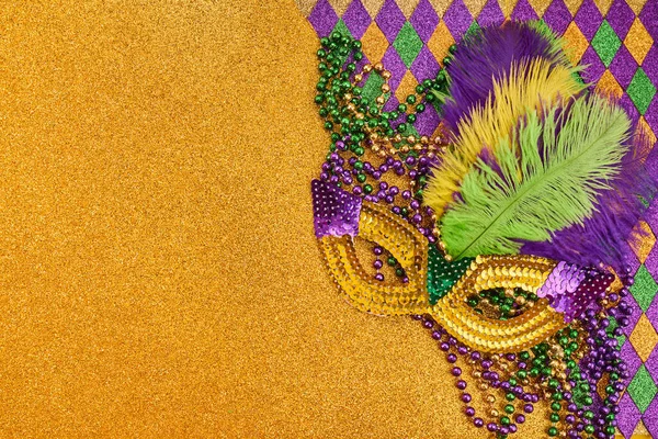Şenlikli Mardi Gras maskesi, canlı boncuklar ve parıldayan parlak arka planda renkli tüyler.