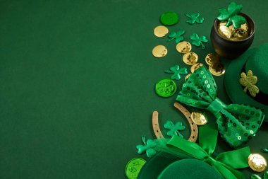 Aziz Patrick Günü ögeleri, kopyalama alanı olan yeşil bir arkaplan üzerinde şenlikli bir sınır oluşturuyor