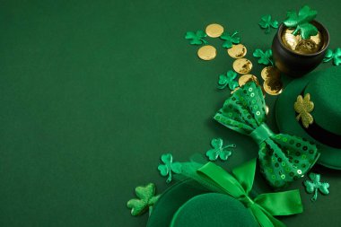 Aziz Patrick Günü kutlamaları için yoncalar, altın sikkeler ve yeşil üzerine dizilmiş leprikon şapkalar da dahil.