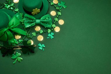 Aziz Patrick Günü 'nde şapkalar, papyon, yoncalar ve altın sikkeler de dahil.