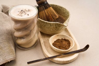 Hojicha latte geleneksel çay seremonisi aletleriyle içmeye hazır.