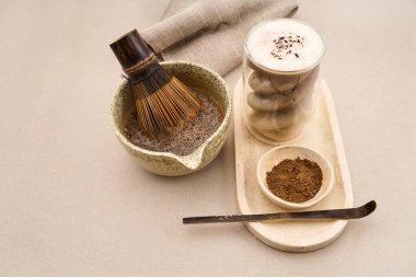 Hojicha çay latte hazırlama çırpma, kase, çay tozu ve içecek