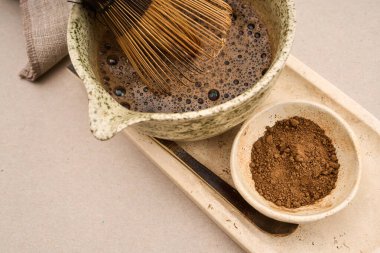 Bambu çırpıcı ve hojicha tozuyla hojicha çayı hazırlıyorum.