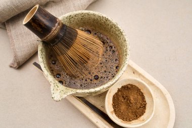 Geleneksel bambu çırpısı, sıcak su ve pudra çayı ile eşleşen yeşil çayı hazırlıyorum.
