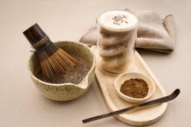 Geleneksel aletlerle hazırlanan Hojicha latte, kavrulmuş yeşil çay üzerine modern bir alkış sunuyor.