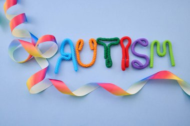 Duyusal oyuncaklar otizmi hecelerken gökkuşağı kurdelesiyle nöroçeşitliliği destekliyor.