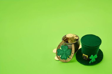 Aziz Patrick Günü öğeleri İrlanda kutlaması, şans ve talihi resmediyor.