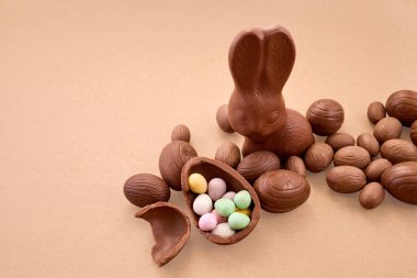 Çikolata tavşanı ve renkli şekerli paskalya yumurtaları.