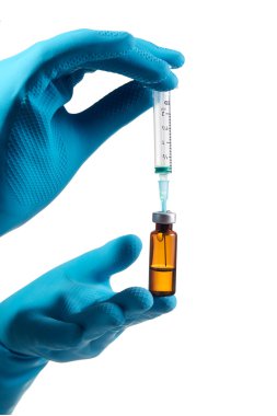 Şırıngayı dolduran doktorların elleri