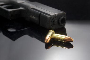 Tabanca silah siyah arka plan üzerine