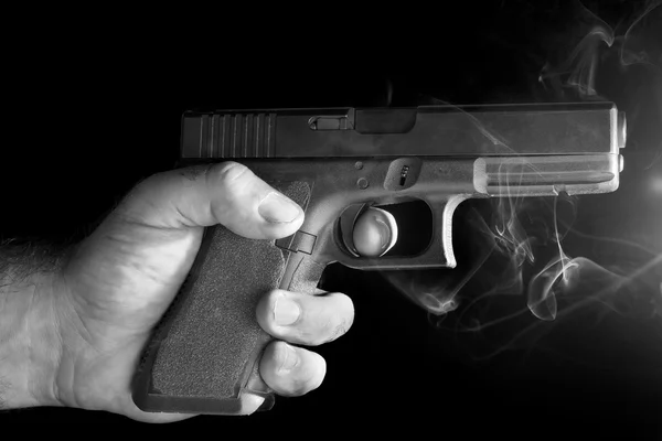 銃を持つ男性の手 — ストック写真