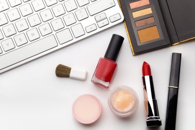 Beyaz bir arka plan üzerinde makyaj kozmetik