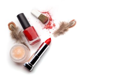 Beyaz bir arka plan üzerinde makyaj kozmetik