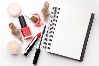 Beyaz bir arka plan üzerinde makyaj kozmetik