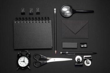 Office mock-up siyah arka plan üzerine