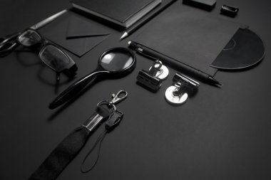 Office mock-up siyah arka plan üzerine