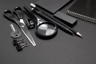 Office mock-up siyah arka plan üzerine