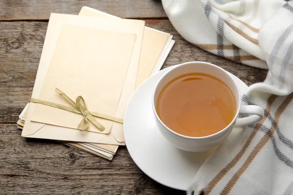 Cartas e uma xícara de chá — Fotografia de Stock