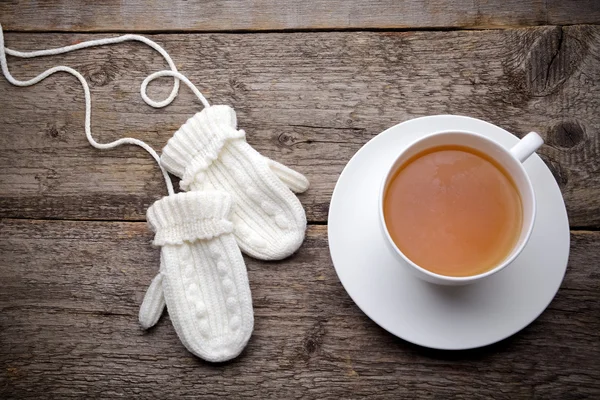 Tasse Tee mit Handschuhen — Stockfoto