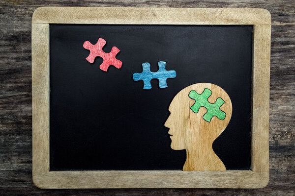 Силуэт головы человека с головоломкой
