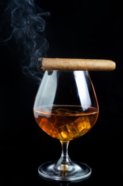 bir yudum konyak ve puro bardak
