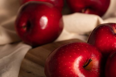 Lezzetli kırmızı elmalar günün her saatinde ve egzersizden sonra.