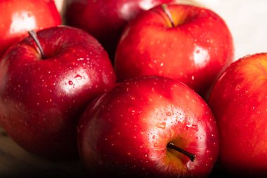 Lezzetli kırmızı elmalar günün her saatinde ve egzersizden sonra.