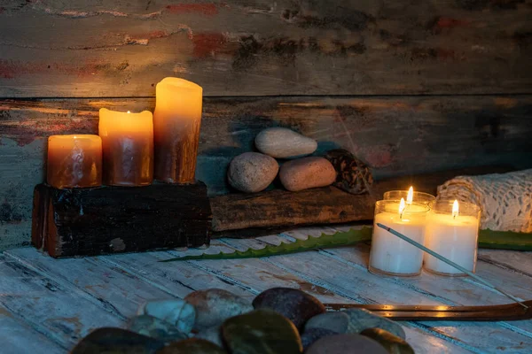 Sıcak ve sessiz bir ortamda meditasyon ve rahatlama için yanan mumlar.