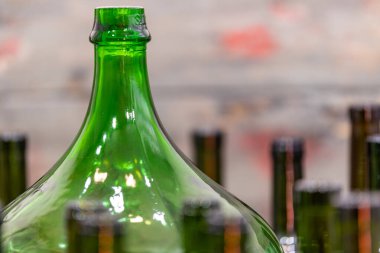 Dekorasyon için önplan boş renk ve alkol şişeleri