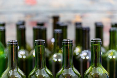 Dekorasyon için önplan boş renk ve alkol şişeleri